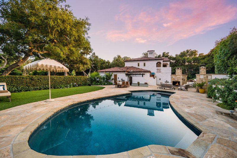 Residencia espaciosa con alberca en el patio trasero