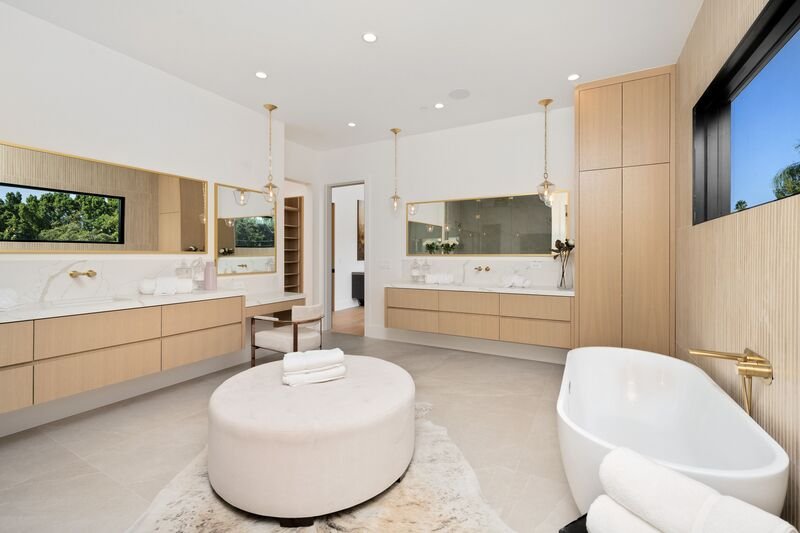 baño moderno espacioso con tina, lavabo y una estancia fija en el medio